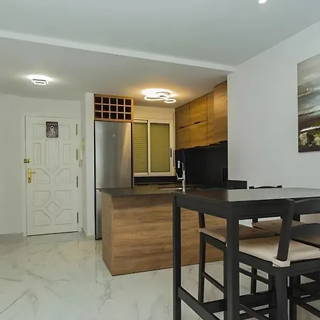 Sea Breeze Apartment *